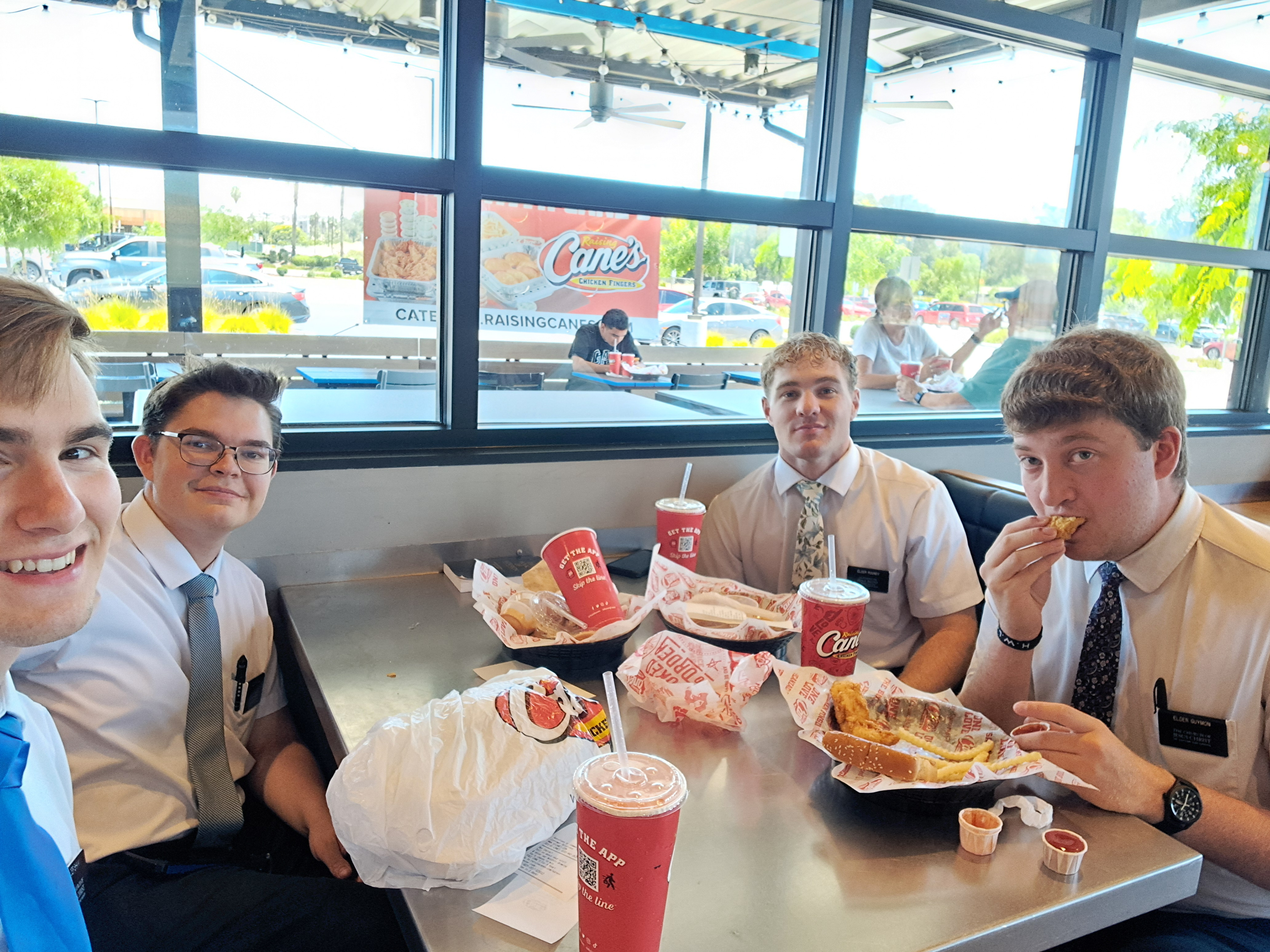 The four of us went to Cane's. Elder Guymon (on the right eating chicken) is on exchanges so he is with Élder Roundy who came on the same plane as me at the same time so we know each other a little bit.